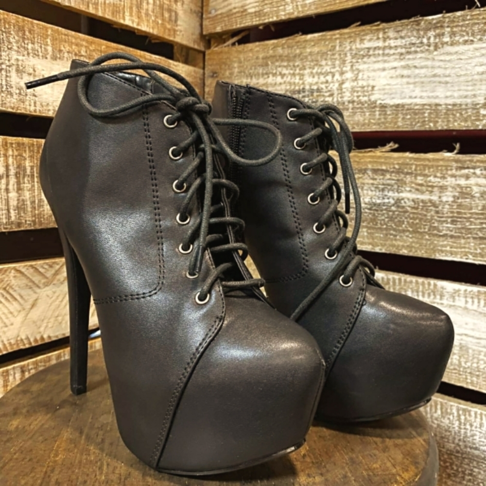 Charlotte Russe Size 7 Black